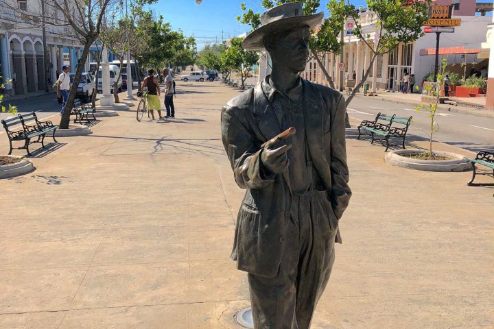 Statue de Beni More, le barbare du Rythme à Cienfuegos Cuba