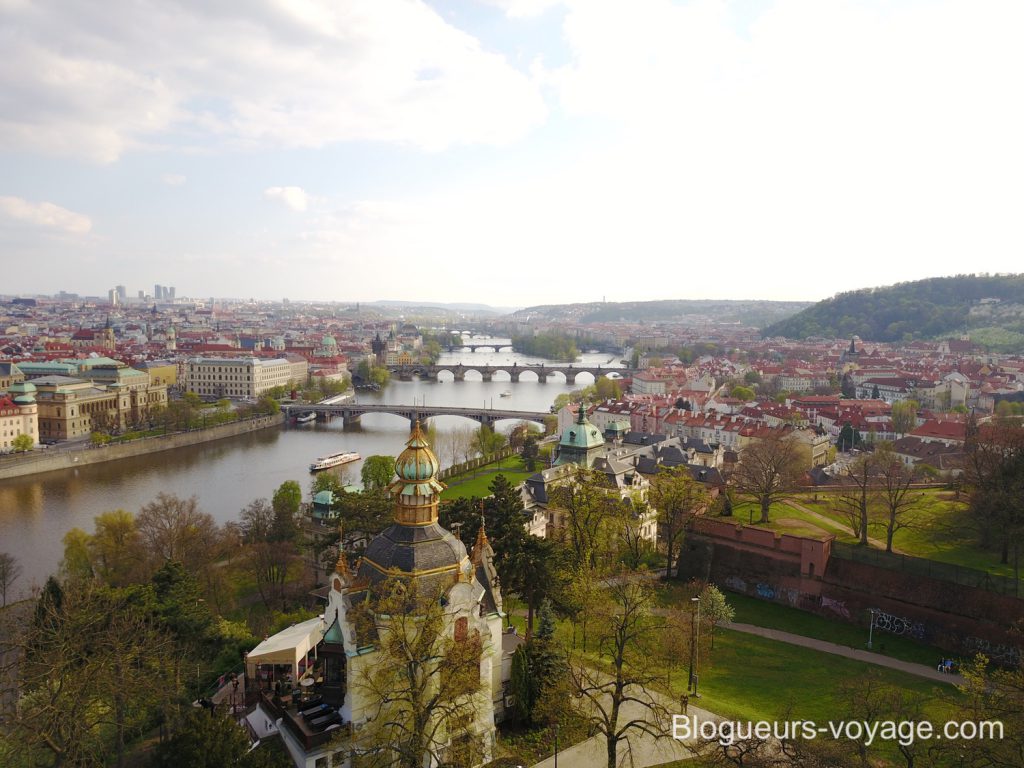Vue sur le Pavillon Hanavský et les ponts de Prague dans les jardins de Letná à Prague