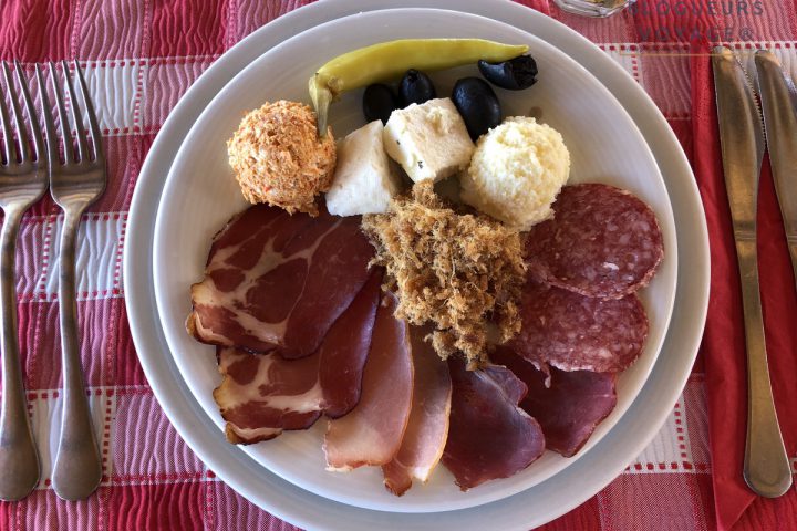 blog-voyage-serbie-ethno-village-Drvengrad-repas-00